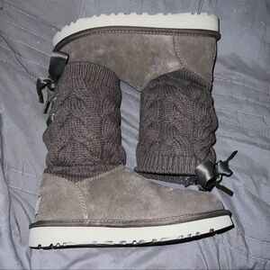 UGG KIANDRA GRAY SUEDE WITH CABLE KNIT SHAFT & SATIN RIBBON LACE CLOSURE/SIZE 7